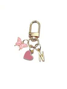 Item indispensável para o verão - Chaveiro com letra em formato de coração e borboleta rosa, com iniciais e mensagem de presente / Carta de amor | Acessório de chaveiro de coração | Pingente de bolsa personalizado | Presente, chaveiro, acessórios exclusivos para celular, design simples, presente para amigos, família, namoradas, acessórios para atividades ao ar livre, acessórios para festas, presentes, lembranças, pingente de bolsa feminina, pingente de carro, presente para meninas, presente personalizado para casamento na praia, presente ideal para madrinhas