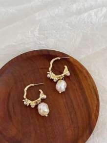 1 par de pendientes de aro con forma de C elegantes y vintage con perlas, adecuados para que las mujeres los usen en cualquier ocasión