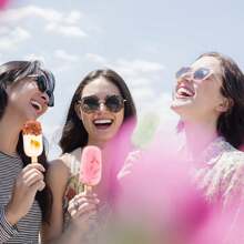 مجموعة قوالب المثلجات 2 قطعة، قوالب ثلج من السيليكون 4 تجاويف لصنع الكعك المثلجة البيضاوي الشكل مع 50 عيدان خشبية لصنع المثلجات DIY، شفاف