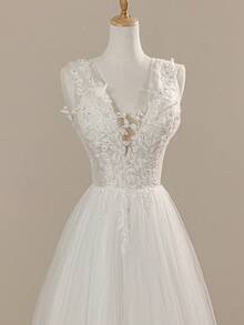 无袖深 V 领花卉蕾丝重珠刺绣梦幻淑女纯色仙女浪漫薄纱束腰优雅拖尾婚纱，白色，适合户外、草坪、海滩、婚礼派对 - 白色 - 查看 4