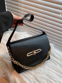 女士黑色皮革单肩包，金色链条和锁扣装饰，优雅的晚装斜挎包