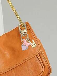 Item indispensável para o verão - Chaveiro com letra em formato de coração e borboleta rosa, com iniciais e mensagem de presente / Carta de amor | Acessório de chaveiro de coração | Pingente de bolsa personalizado | Presente, chaveiro, acessórios exclusivos para celular, design simples, presente para amigos, família, namoradas, acessórios para atividades ao ar livre, acessórios para festas, presentes, lembranças, pingente de bolsa feminina, pingente de carro, presente para meninas, presente personalizado para casamento na praia, presente ideal para madrinhas
