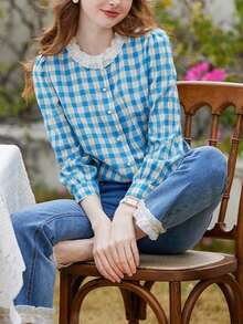 Camisa de mujer con mangas largas y recogidas, botones delanteros, con inserto de encaje y estampado a cuadros - Azul - Ver 4