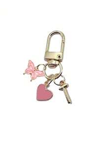 Item indispensável para o verão - Chaveiro com letra em formato de coração e borboleta rosa, com iniciais e mensagem de presente / Carta de amor | Acessório de chaveiro de coração | Pingente de bolsa personalizado | Presente, chaveiro, acessórios exclusivos para celular, design simples, presente para amigos, família, namoradas, acessórios para atividades ao ar livre, acessórios para festas, presentes, lembranças, pingente de bolsa feminina, pingente de carro, presente para meninas, presente personalizado para casamento na praia, presente ideal para madrinhas