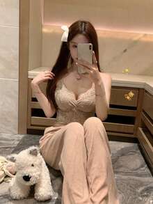 性感 V 领蕾丝衬垫细肩带短款上衣，修身剪裁，迷人的露背设计 - 卡其色 - 查看 4