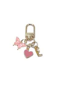 Item indispensável para o verão - Chaveiro com letra em formato de coração e borboleta rosa, com iniciais e mensagem de presente / Carta de amor | Acessório de chaveiro de coração | Pingente de bolsa personalizado | Presente, chaveiro, acessórios exclusivos para celular, design simples, presente para amigos, família, namoradas, acessórios para atividades ao ar livre, acessórios para festas, presentes, lembranças, pingente de bolsa feminina, pingente de carro, presente para meninas, presente personalizado para casamento na praia, presente ideal para madrinhas