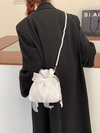 This Fashionable And Elegant Women's Crossbody Bag Is Made Of Polyester Fabric, Decorated With A Bow, Drawstring Closure, And Features A Beaded Chain Strap, Suitable For Occasions Such As Banquets, Parties, And Weddings.