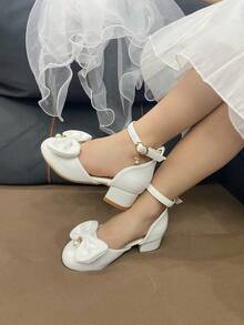 1 双可爱的白色圆头女童高跟鞋，舒适的蝴蝶结和珍珠吊坠装饰，适合女孩的生日礼物、派对、重要场合、音乐舞台