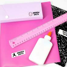 Etiquetas de útiles escolares para preescolar, pegatinas "Esto pertenece a" para maestros, pegatinas de nombre con iconos deportivos, etiquetas de regreso a la escuela, etiquetas personalizadas para libros escolares, pegatinas de nombre deportivo, etiquetas de regreso a la escuela, etiquetas personalizadas para libros escolares, pegatinas con nombre personalizadas, etiquetas de PVC personalizadas para útiles de los estudiantes, lápices, botellas de agua | Artículos esenciales para el regreso a la escuela y el nuevo período escolar, pegatinas personalizadas, etiquetas con nombre impermeables y personalizadas. - Multicolor - Ver 2