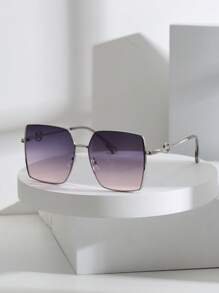 Lunettes de soleil carrées en métal de haute qualité à la mode pour femmes, lunettes de soleil en alliage de cuivre au design polyvalent et décontracté. Parfaites pour toute saison, pour sortir, pour les tenues de plage, de vacances et en cadeau pour la famille et les amis