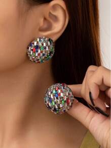 1 paire de boucles d'oreilles rondes semi-sphériques en diamant de style européen et américain. Boucles d'oreilles rondes en haut de gamme avec un réglage de diamant exagéré, convenant pour une utilisation quotidienne, une fête et une réunion.
