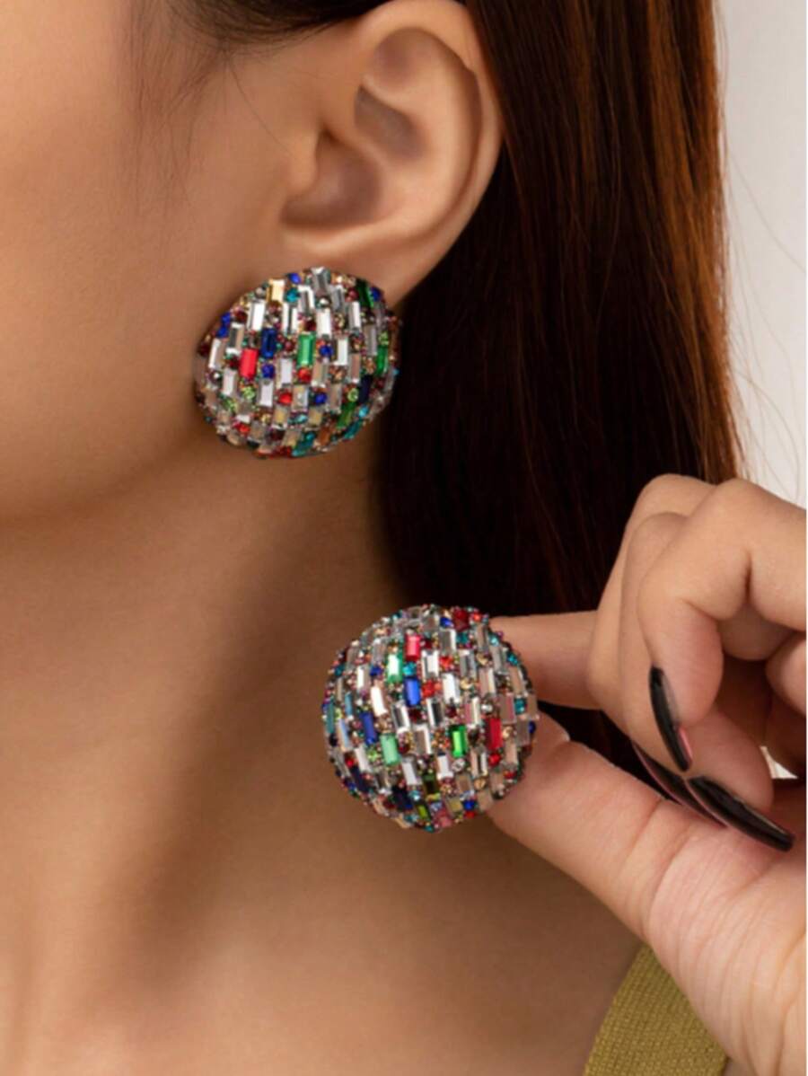 1 paire de boucles d'oreilles rondes semi-sphériques en diamant de style européen et américain. Boucles d'oreilles rondes en haut de gamme avec un réglage de diamant exagéré, convenant pour une utilisation quotidienne, une fête et une réunion.