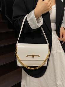 女士黑色皮革单肩包，金色链条和锁扣装饰，优雅的晚装斜挎包