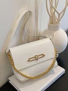 女士黑色皮革单肩包，金色链条和锁扣装饰，优雅的晚装斜挎包