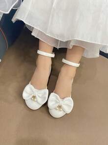 1 双可爱的白色圆头女童高跟鞋，舒适的蝴蝶结和珍珠吊坠装饰，适合女孩的生日礼物、派对、重要场合、音乐舞台