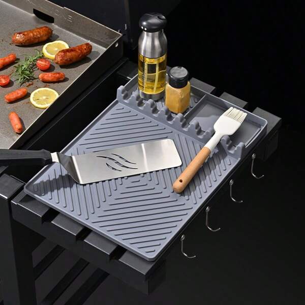 Große Silikon Grillmatte - Antihaftbeschichtete BBQ Ablage mit Auffangschale, Utensilien-Halterung und Spatelablage für Blackstone Grillplatte Zubehör - Outdoor Küche Grundausstattung