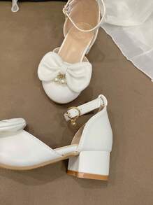 1 双可爱的白色圆头女童高跟鞋，舒适的蝴蝶结和珍珠吊坠装饰，适合女孩的生日礼物、派对、重要场合、音乐舞台