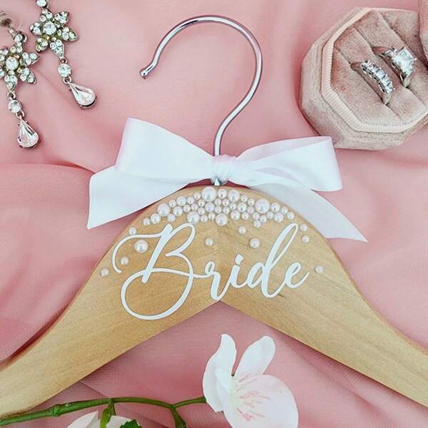 1pc Bride Printed Pearl Hanger, Wooden Wedding Decor, Bridal Party Accessory, Wedding Room Decor, Bride-To-Be & Bridesmaid Gift, Artificial Wood, No Power Required