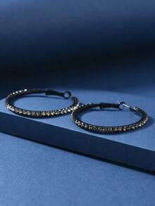 一对镶嵌钻石的亮黑色圆形耳环，优雅迷人，适合女性日常佩戴、参加派对以及在宴会上搭配其他首饰。 - 黑色 - 查看 4