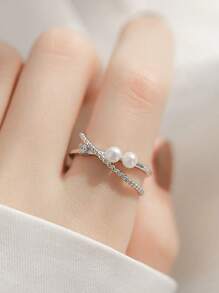 1pc Minimalist Elegant Niche Silver Layered Crossed Pearl Adjustable Ring