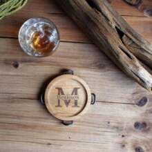 Personalisierte Monogramm Holz Untersetzer, individuell graviertes Untersetzer-Set, Untersetzer mit Halter als Geschenk, Einweihungsparty Hochzeitsgeschenk, Namensinitialen Geschenk