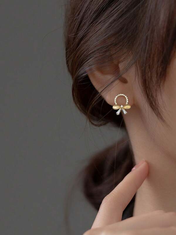 Boucles d'oreilles en argent sterling 925 avec charme de cercle entièrement serti, délicate boucle, mode luxueuse française, bijoux polyvalents. Cadeau idéal pour la famille, les amis et les couples