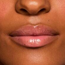 Bálsamo labial brillante Fresh Kiss de ColourPop - Cuidado labial hidratante enriquecido con péptidos, ácido hialurónico, manteca de karité y vitamina E para una fórmula ultra acolchada - Watermelon Sugar (14g)