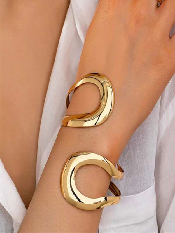 1pc Exaggerated Smooth Metal Hollow Asymmetrical Vintage Bangle Bracelet, Minimalist Fashionable Party Bracelet For Women, Suitable For Daily And Vacation