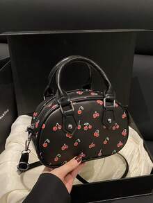 这款新款女士手提包可爱迷人，采用通体印花设计。单肩背设计和拉链封口，非常适合年轻女孩在度假、购物或拍照时携带。它也是节日送礼的绝佳选择。包包尺寸为20*14*7厘米，可容纳钱包和手机。这是一款备受好评的品牌包。 - 彩色 - 查看 10