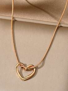 1 pièce Collier simple et élégant en alliage avec pendentif en cœur creux sur chaîne en acier inoxydable, convient pour le quotidien, les rendez-vous, les mariages, les fêtes et les vacances. Bijou minimaliste et glamour pour femme, cadeau pour amies, sœurs, copines et amoureuses