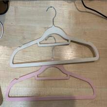 [存储和组织 - 新款衣架] 8 件植绒衣架，防皱整理专家，防滑衣架，加厚裤架，节省衣柜空间的存储，成人植绒衣架，防止肩部变形，可堆叠衣架，重型夹克衣架 - 均碼 - 查看 14