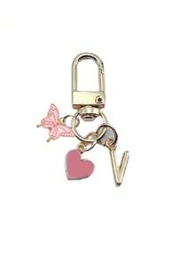 Item indispensável para o verão - Chaveiro com letra em formato de coração e borboleta rosa, com iniciais e mensagem de presente / Carta de amor | Acessório de chaveiro de coração | Pingente de bolsa personalizado | Presente, chaveiro, acessórios exclusivos para celular, design simples, presente para amigos, família, namoradas, acessórios para atividades ao ar livre, acessórios para festas, presentes, lembranças, pingente de bolsa feminina, pingente de carro, presente para meninas, presente personalizado para casamento na praia, presente ideal para madrinhas