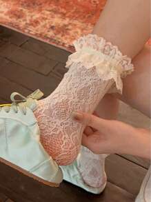 半双女式蕾丝边中筒袜，适合日常穿着、婚礼、派对搭配乐福鞋和运动鞋