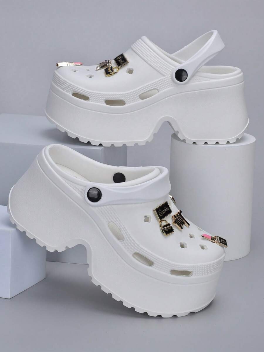 Sabots à plateforme épaisse Revreal avec breloques – Audacieux et ludique, style preppy, punk, style resort, mode, plage, bohème, décontracté, loisirs, plein air, élégant, plage - Blanc - Voir 1