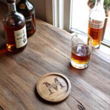 Personalisierte Monogramm Holz Untersetzer, individuell graviertes Untersetzer-Set, Untersetzer mit Halter als Geschenk, Einweihungsparty Hochzeitsgeschenk, Namensinitialen Geschenk