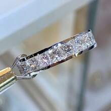 Um Anel de Noivado Deslumbrante com um Círculo Completo de Zircônia Cúbica Sintética Quadrada de 4mm em Aço Inoxidável, Perfeito para Presente do Dia dos Namorados