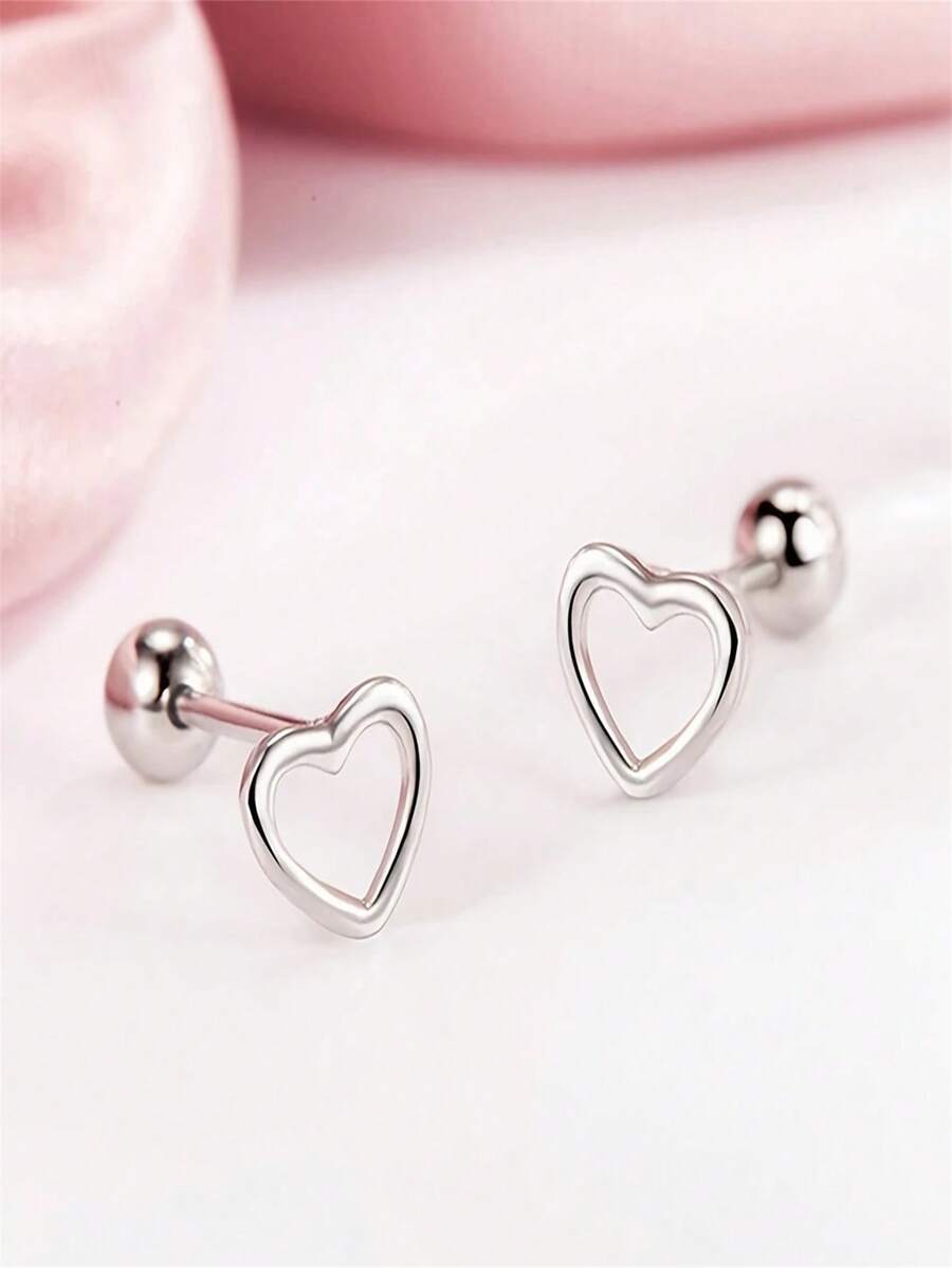 1 Pair Of Hollowed-Out Heart-Shaped Ear Studs With Heart-Shaped Screws