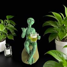 1 件古怪的绿色外星人手持瓶子装饰件，独特的手势，照亮花园角落。万圣节，可收藏的搞笑 3D 小雕像