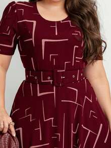 GODÊ MIDI EVANGELICAL DRESS WITH BELT AND GEOMETRIC PRINT - 酒紅色 - 查看 4