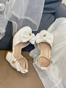 1 双可爱的白色圆头女童高跟鞋，舒适的蝴蝶结和珍珠吊坠装饰，适合女孩的生日礼物、派对、重要场合、音乐舞台