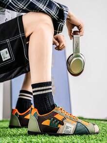 Baskets de sport respirantes rétro pour hommes, chaussures de course décontractées antidérapantes, design vintage bicolore vert et beige avec lacets basse, style confortable et respirant