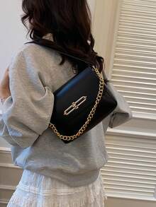 女士黑色皮革单肩包，金色链条和锁扣装饰，优雅的晚装斜挎包