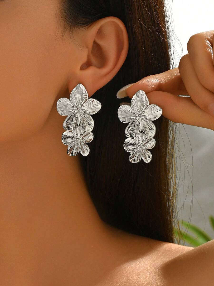 1 Pasang Anting-Anting Fashion Chic Motif Bunga Retro untuk Wanita