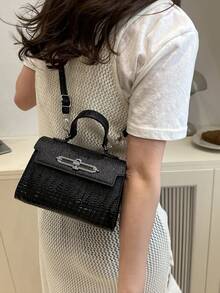 时尚简约鳄鱼纹PU压痕五金锁扣装饰翻盖手提包，多功能女士斜挎包。适合逛街、拎包、购物、年轻女性、大学生、新人、白领。非常适合办公室、大学、工作、商务、通勤、户外活动、旅行和短途旅行。