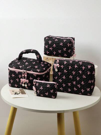 这款褶皱蝴蝶结化妆包饰有仿珍珠蝴蝶吊坠，采用休闲大容量设计，内含一个扁平收纳袋和一个指甲油收纳袋，适合存放卫生巾、护垫、有线耳机、耳机、充电器、口红、化妆品和家居装饰品。