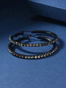 一对镶嵌钻石的亮黑色圆形耳环，优雅迷人，适合女性日常佩戴、参加派对以及在宴会上搭配其他首饰。 - 黑色 - 查看 3