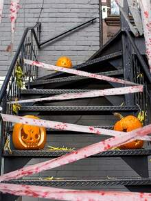 1 件万圣节恐怖血纱布、血纱布警示胶带、恐怖布条和血纱布绷带。适用于门帘、服装装饰、户外庭院、家居墙壁、鬼屋装饰、角色扮演道具、绷带拍照道具和万圣节派对装饰。