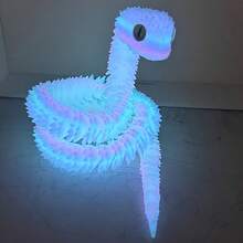 [铰接式设计] 灵活的彩虹铰接式毒蛇蛇雕像 - 树脂卡通主题收藏品，带有蓝眼睛细节，无需电力，非常适合室内和室外展示，非常适合万圣节、复活节和圣帕特里克节等节日，节日收藏品 | 逼真的纹理 | 树脂雕像