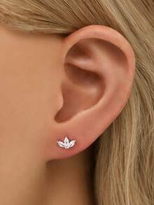1pc Gold Tiny Trifolium Lotus Internally Threaded Labret | 925 Sterling Silver Hypoallergenic Leaf Stud Earrings | Cartilage Helix Stud | Flat Back Labret Stud | Nose Stud | For Women And Men Daily Wear(Sold As 1 Piece, Not Pair) - Multicolor - View 7