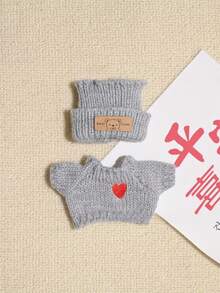 [仅服装] 1 代和 2 代可互换服装、坐姿派对连衣裙、心形毛衣、熊标志帽子 - 彩色 - 查看 3